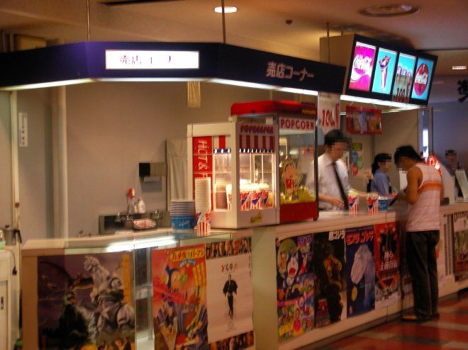 営業中の東宝公楽の売店コーナー